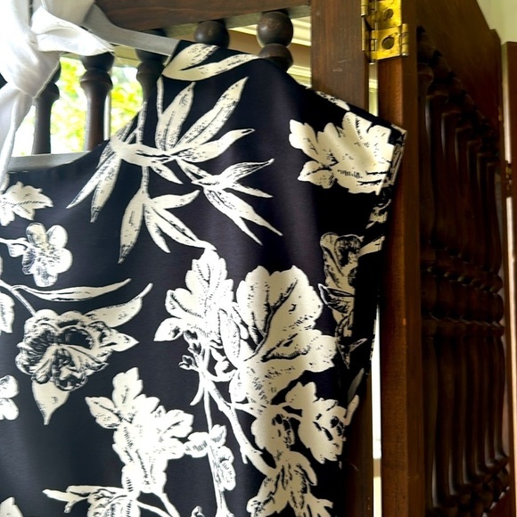 Floral Dress Sleeveless Shift Petite Black & White 20.5” P2P 35” Length - Picture 4 of 7